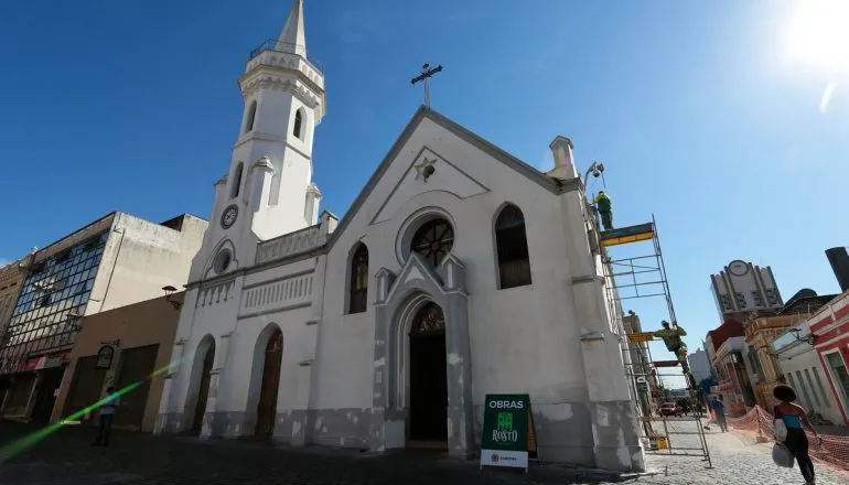 Imagem mostra a Igreja da Ordem, em Curitiba.
