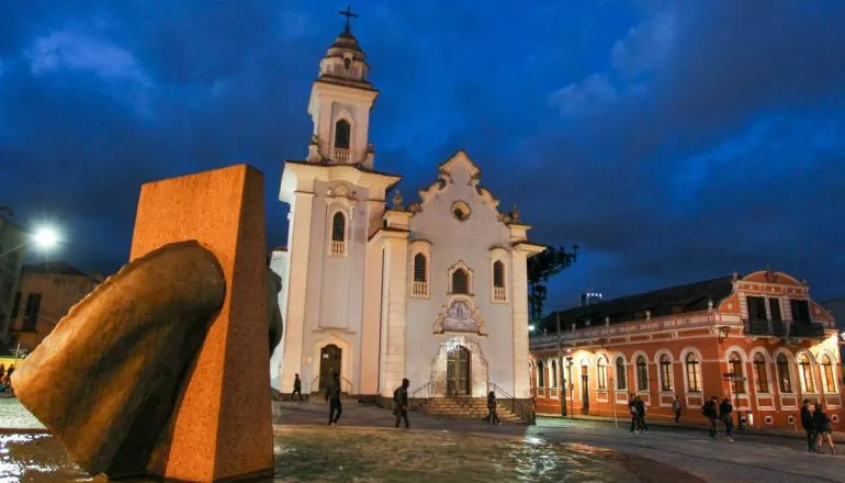 Imagem mostra a Igreja do Rosário dos Pretos de São Benedito