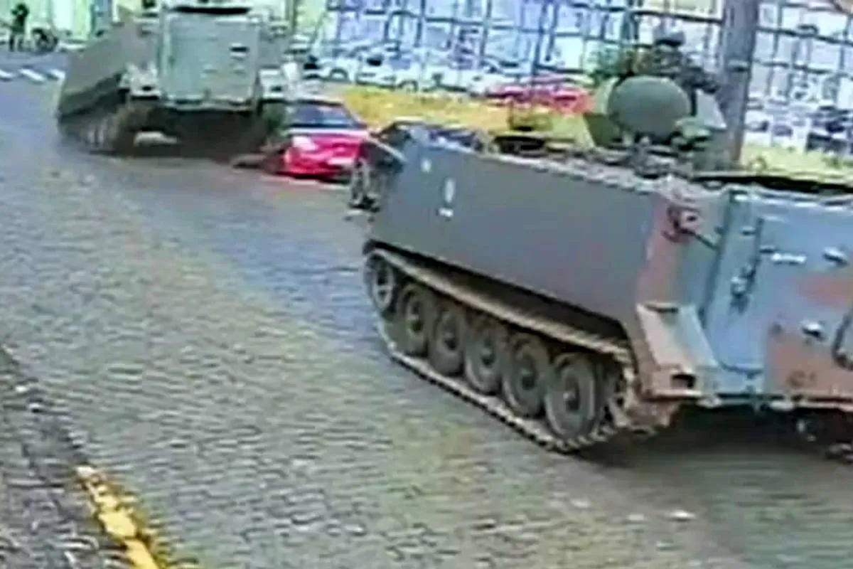 Tanque bate em carros estacionados em rua de Ponta Grossa.