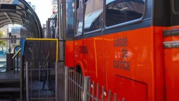 Imagem mostra um biarticulado com um sistema contra fura-catraca em Curitiba