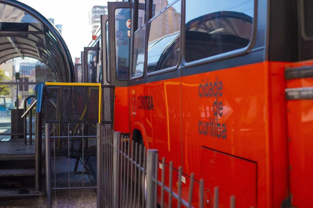 Imagem mostra um biarticulado com um sistema contra fura-catraca em Curitiba