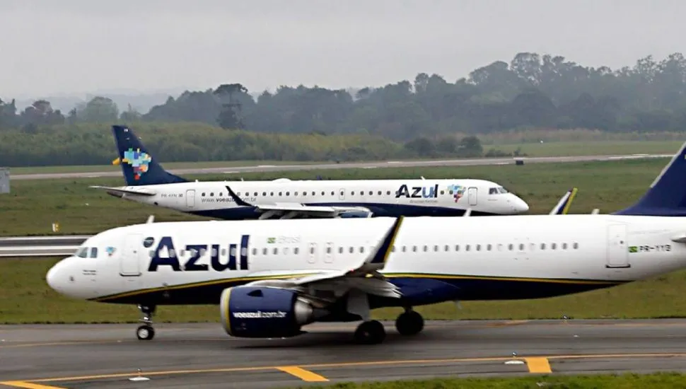 Imagem mostra dois aviões na pista do Aeroporto Afonso Pena.