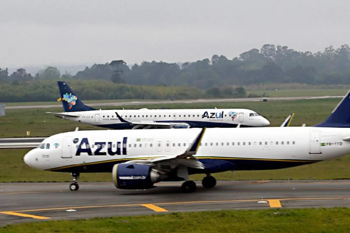Imagem mostra dois aviões na pista do Aeroporto Afonso Pena.