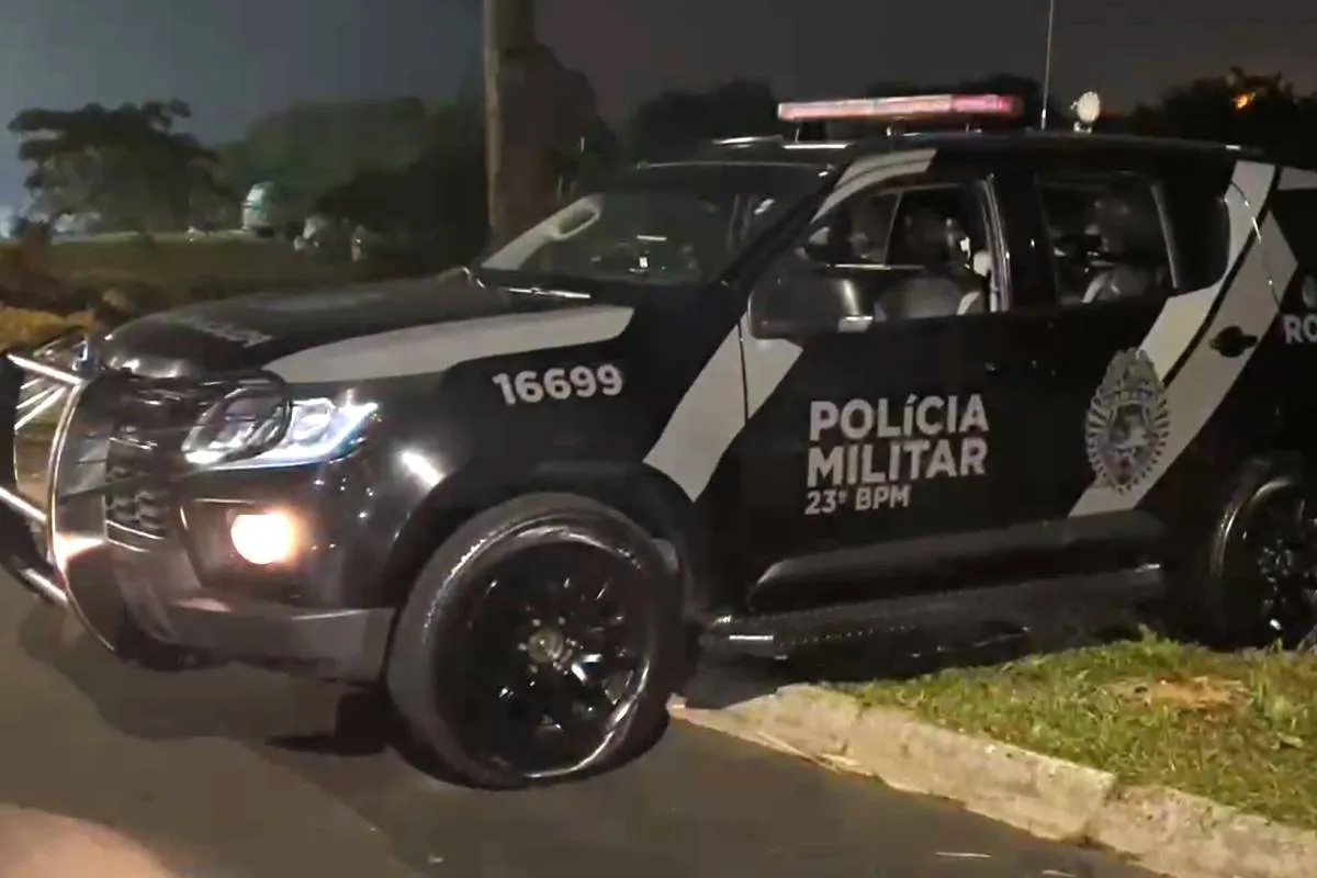 Imagem mostra uma viatura da polícia militar
