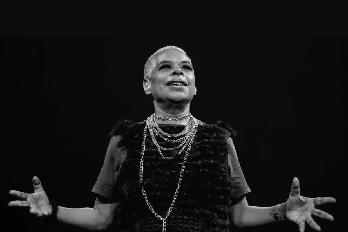 Imagem mostra Simon Magalhães.