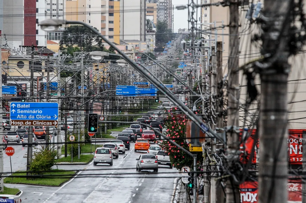 Fios elétricos em Curitiba