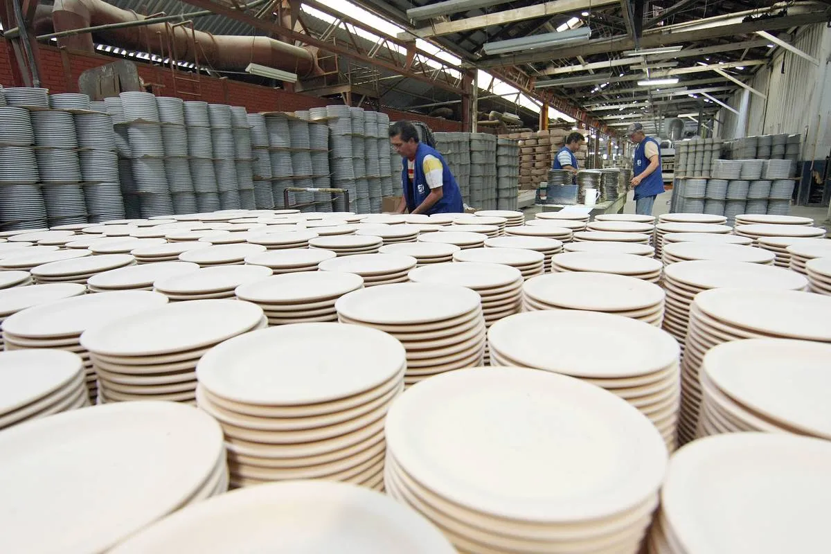 Imagem mostra uma fábrica de louças