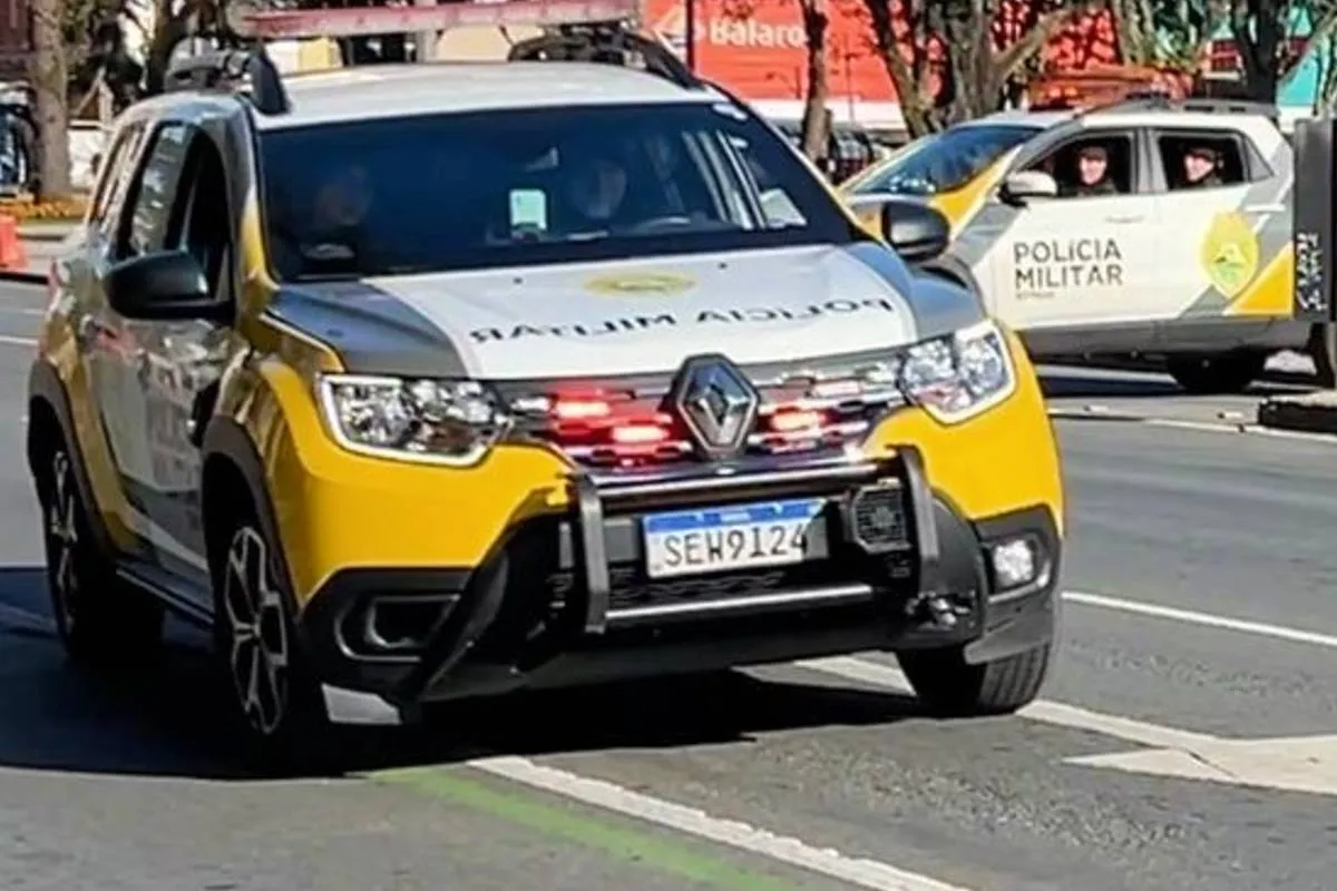 Imagem mostra uma viatura no Centro de Curitiba.