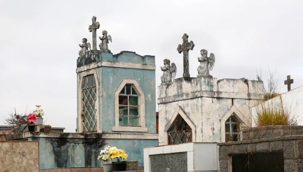 Imagem mostra uma parte de um cemitério em Curitiba.