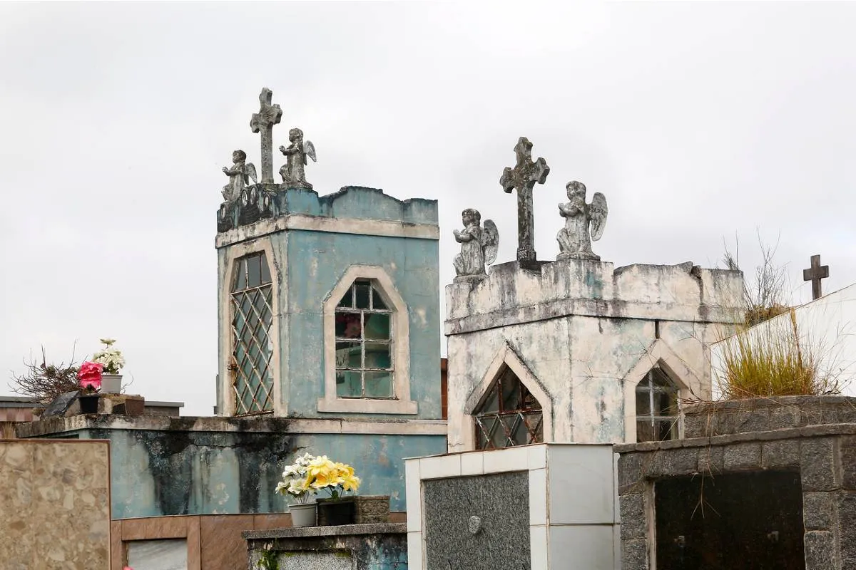 Imagem mostra uma parte de um cemitério em Curitiba.