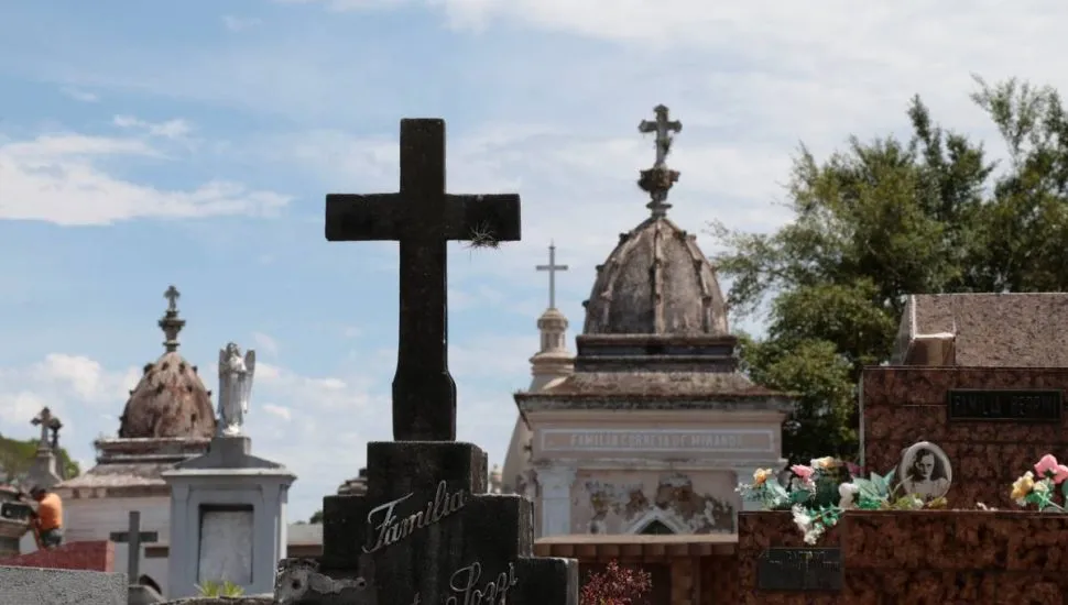 Imagem mostra uma parte de um cemitério em Curitiba.
