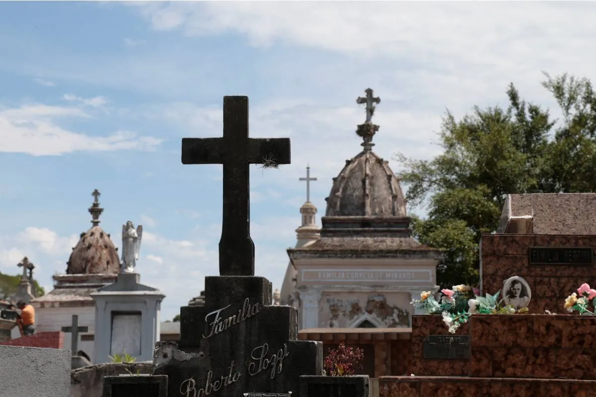 Imagem mostra uma parte de um cemitério em Curitiba.