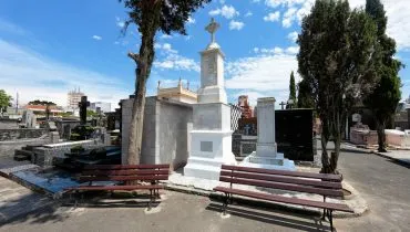Imagem mostra uma parte de um cemitério em Curitiba.