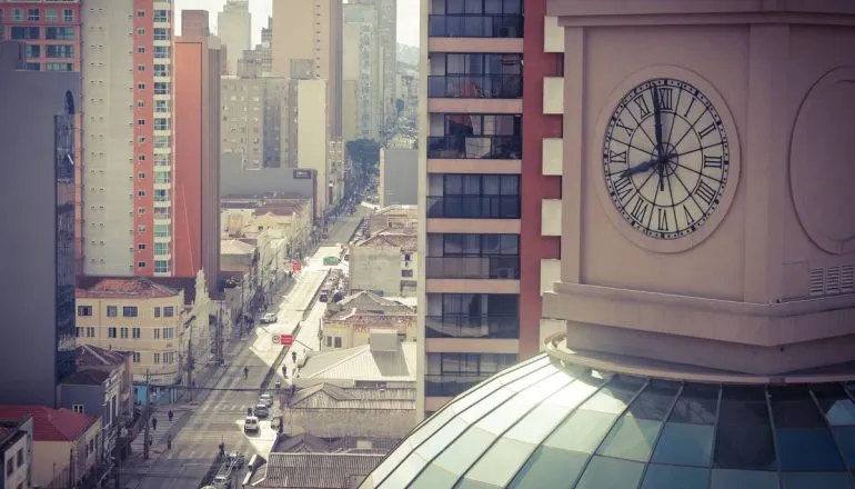 Imagem mostra detalhes do Shopping Estação, um dos mais antiggos de Curitiba.