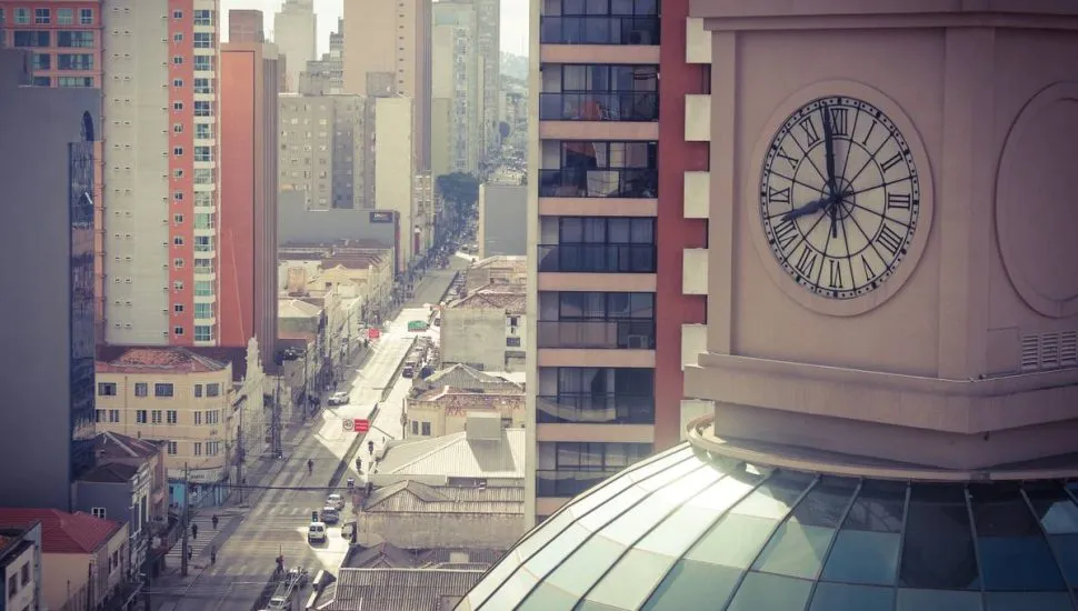 Imagem mostra detalhes do Shopping Estação, um dos mais antiggos de Curitiba.