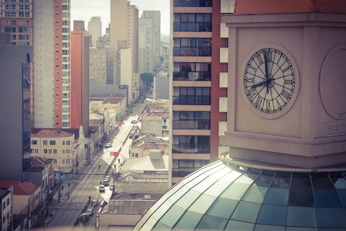 Imagem mostra detalhes do Shopping Estação, um dos mais antiggos de Curitiba.