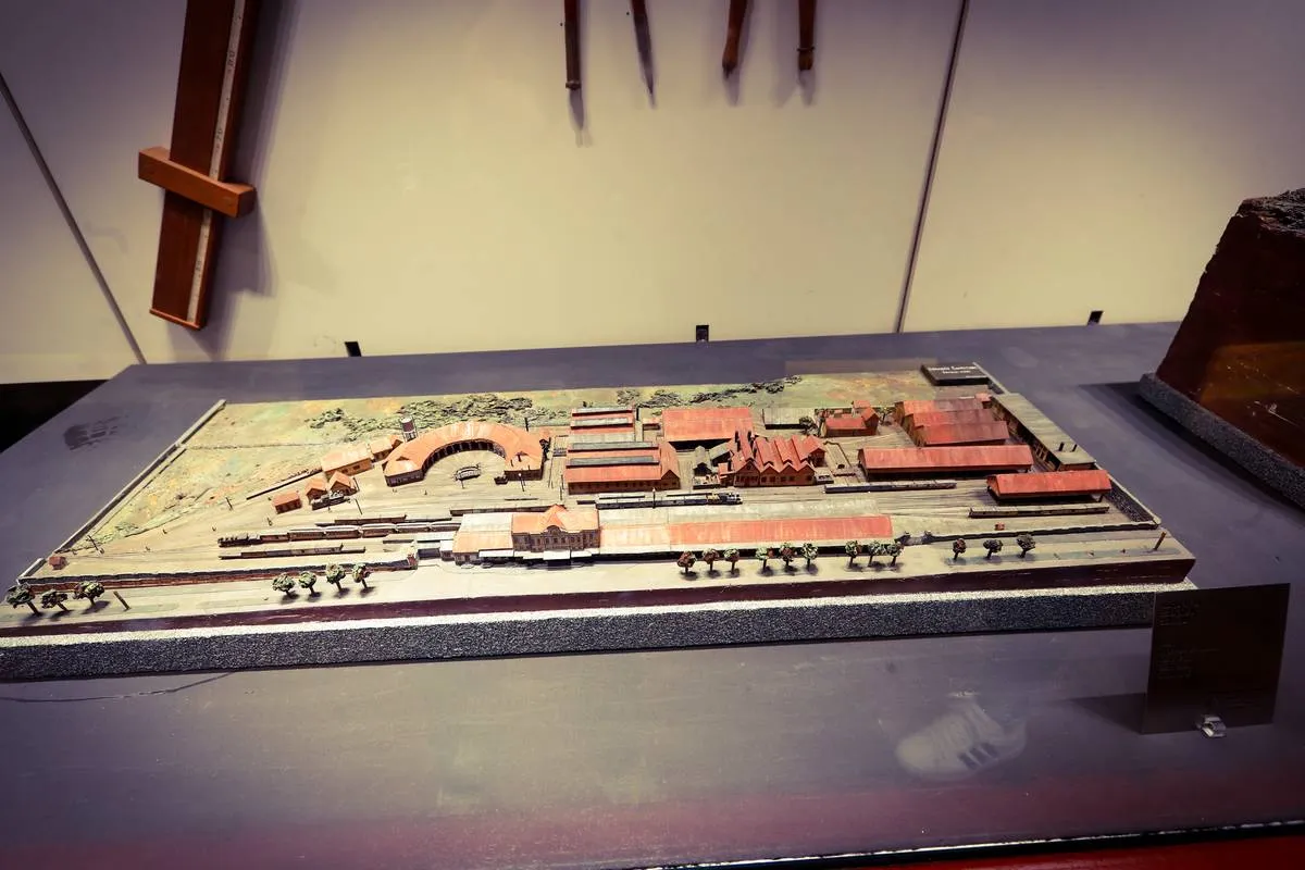 Imagem mostra detalhes do Shopping Estação, um dos mais antiggos de Curitiba.