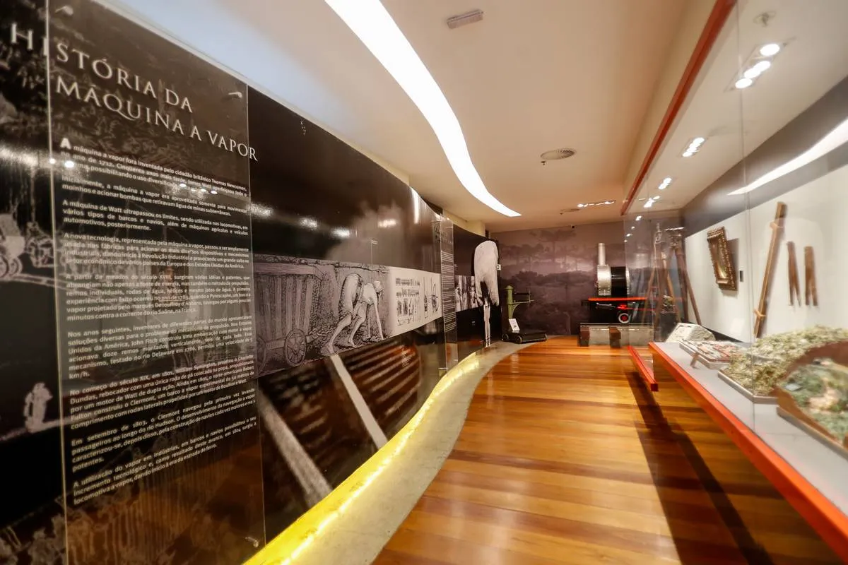 Imagem mostra detalhes do Shopping Estação, um dos mais antiggos de Curitiba.