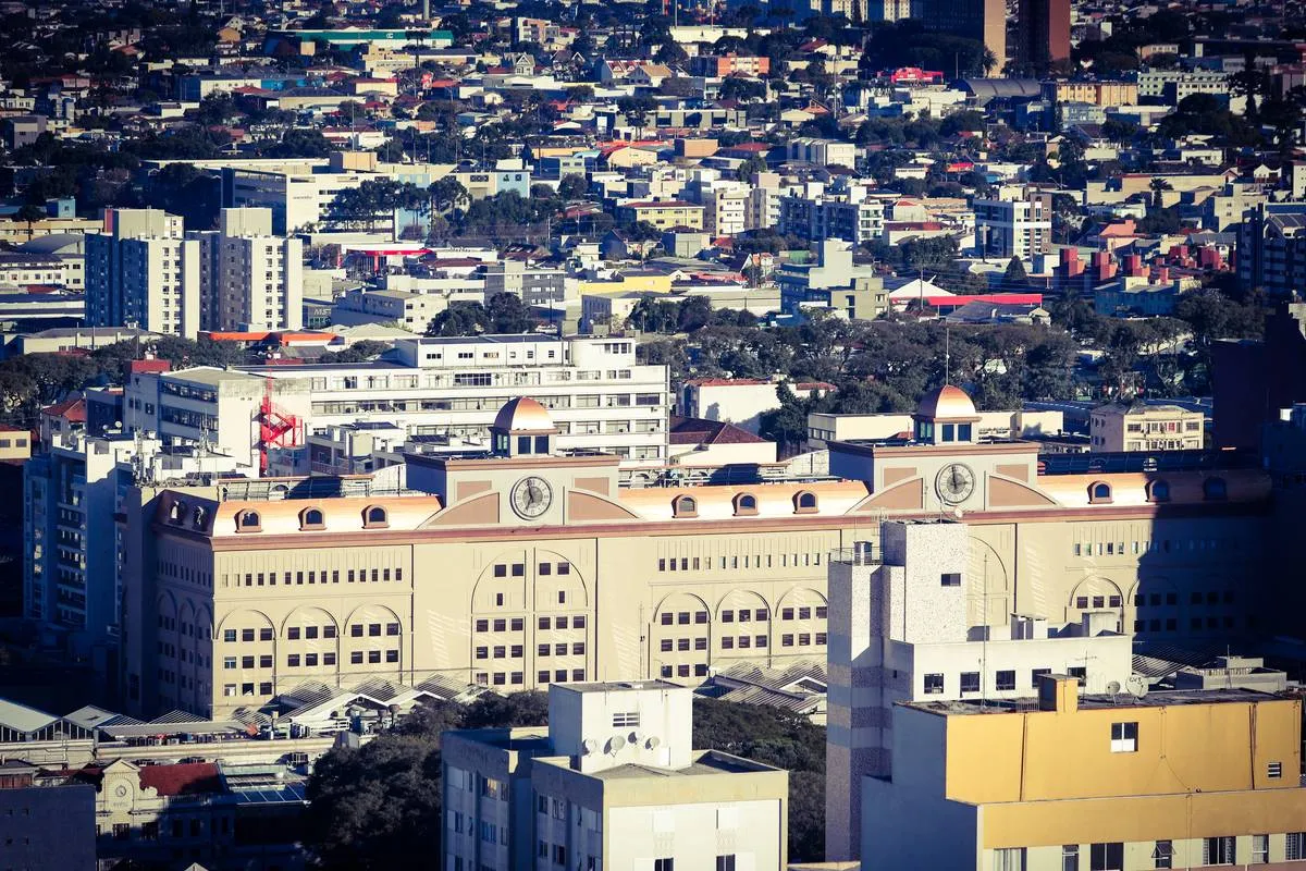 Imagem mostra detalhes do Shopping Estação, um dos mais antiggos de Curitiba.