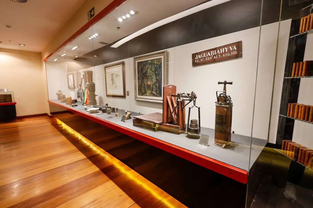 Imagem mostra detalhes do Shopping Estação, um dos mais antiggos de Curitiba.