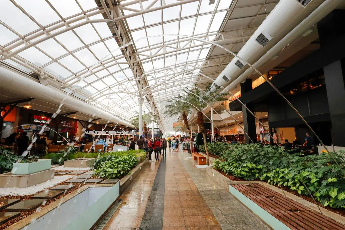 Imagem mostra detalhes do Shopping Estação, um dos mais antiggos de Curitiba.