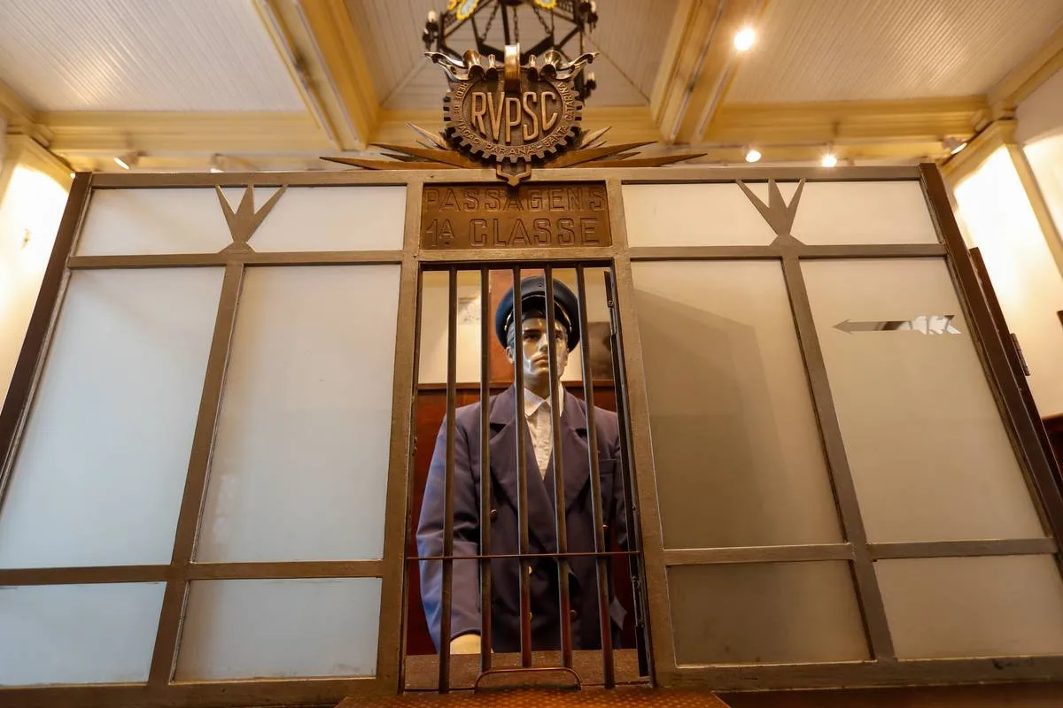 Imagem mostra detalhes do Shopping Estação, um dos mais antiggos de Curitiba.