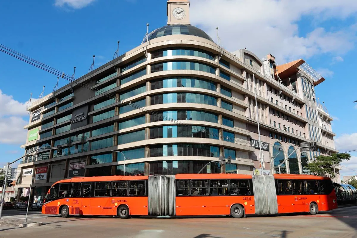 Imagem mostra detalhes do Shopping Estação, um dos mais antiggos de Curitiba.