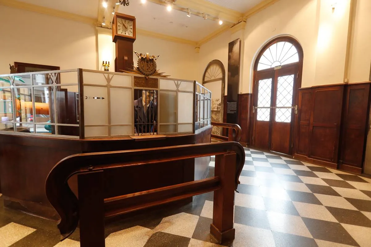 Imagem mostra detalhes do Shopping Estação, um dos mais antiggos de Curitiba.