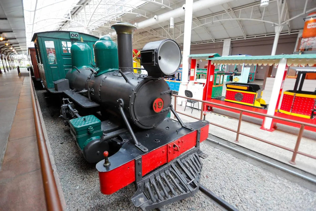 Imagem mostra detalhes do Shopping Estação, um dos mais antiggos de Curitiba.