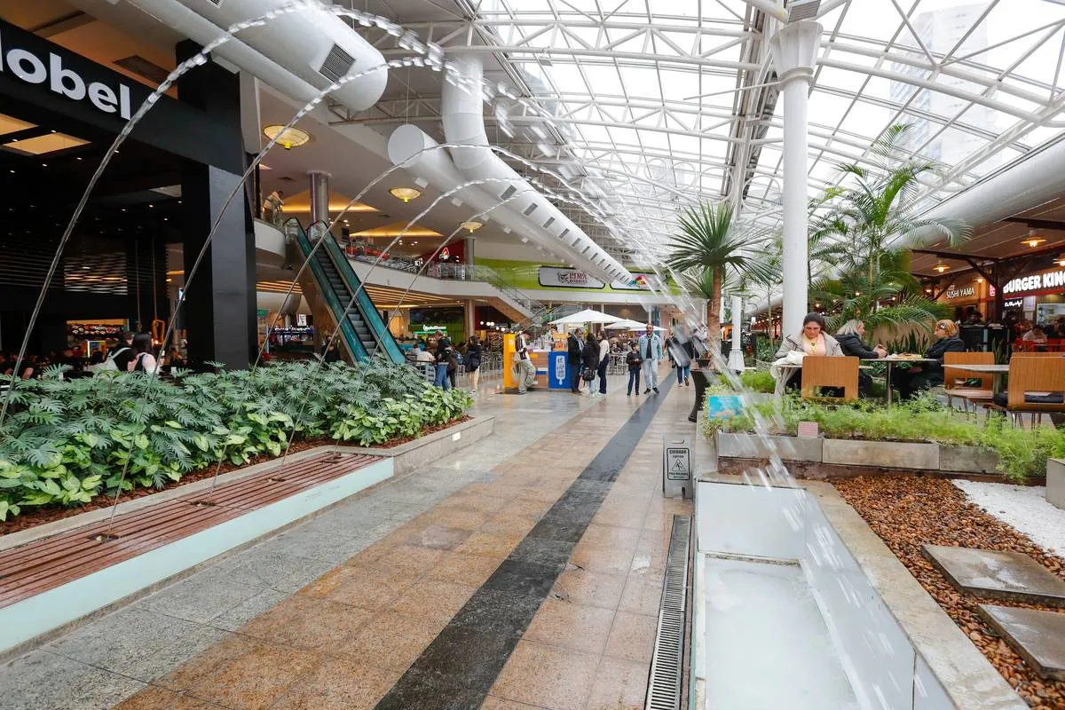Imagem mostra detalhes do Shopping Estação, um dos mais antiggos de Curitiba.