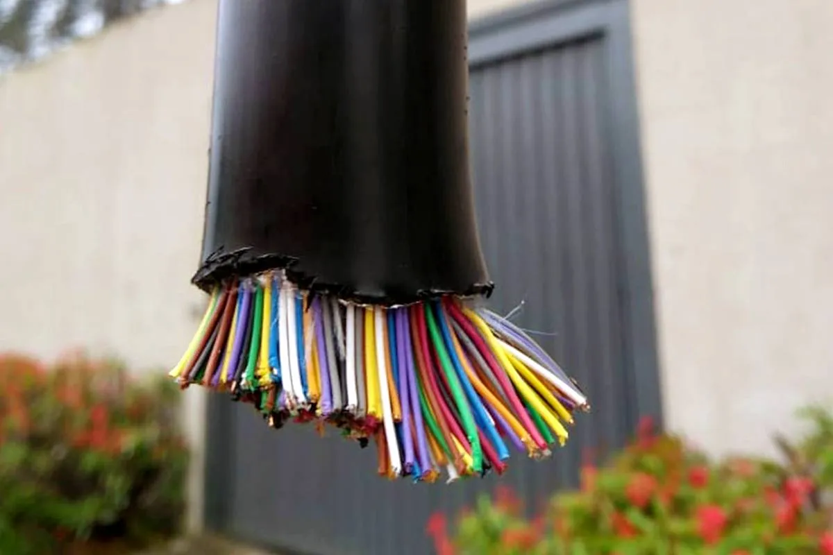 Imagem mostra um cabo gigante arrebentado.