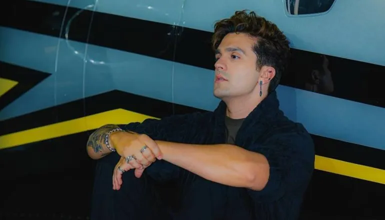 Imagem mostra Luan Santana.