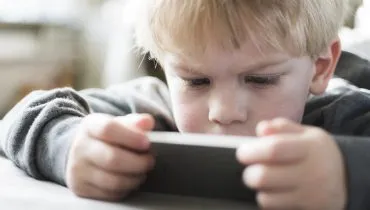 Imagem mostra criança assistindo no celular