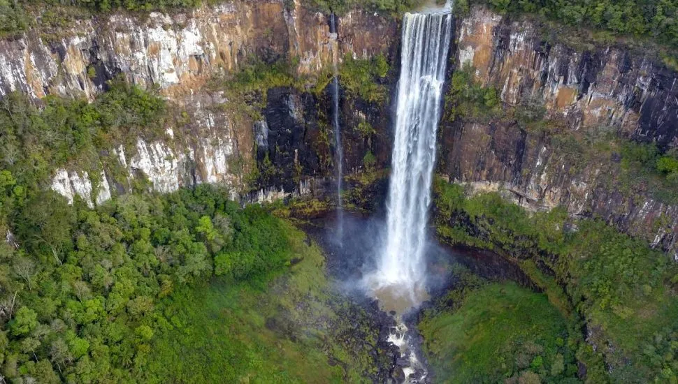 Imagem mostra uma mega cachoeira de Prudentópolis.