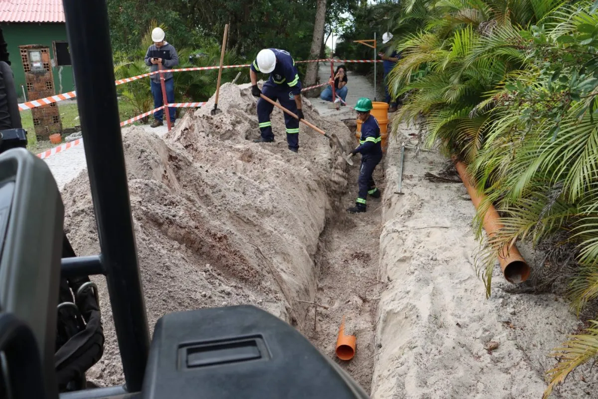 Obras de esgoto na Ilha do Mel