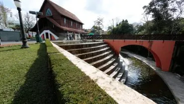 Imagem mostra o Bosque do Alemão, em Curitiba. Opção gratuita de passeio nas férias.