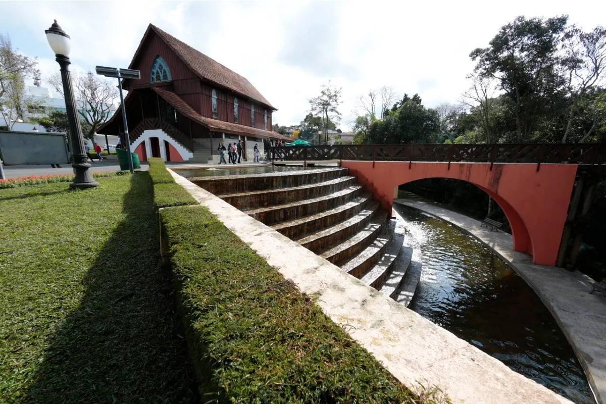 Imagem mostra o Bosque do Alemão, em Curitiba. Opção gratuita de passeio nas férias.