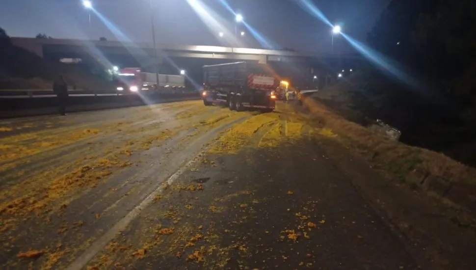 Carreta espalha bagaço de laranja na BR-116 após acidente