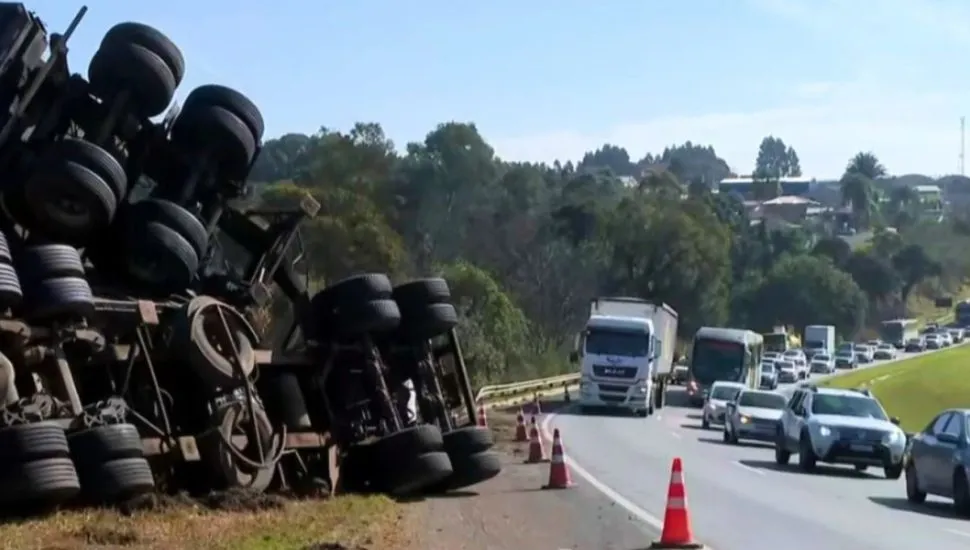 Imagem mostra um caminhão tombado