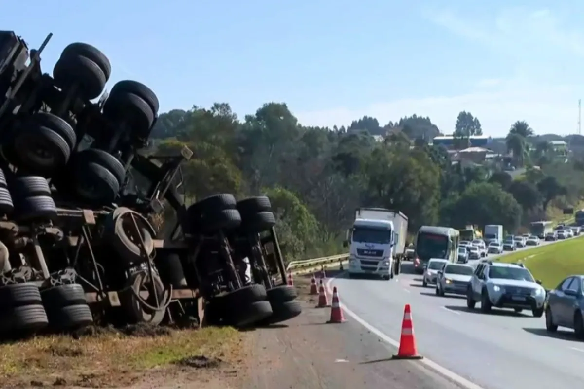 Imagem mostra um caminhão tombado