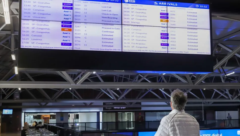 Imagem mostra telão de voos no Aeroporto Afonso Pena, na Grande Curitiba