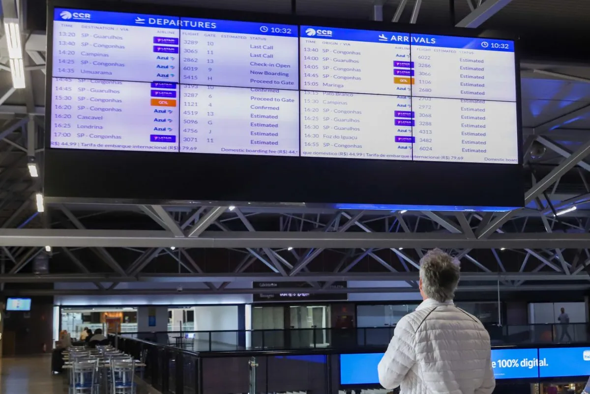 Imagem mostra telão de voos no Aeroporto Afonso Pena, na Grande Curitiba