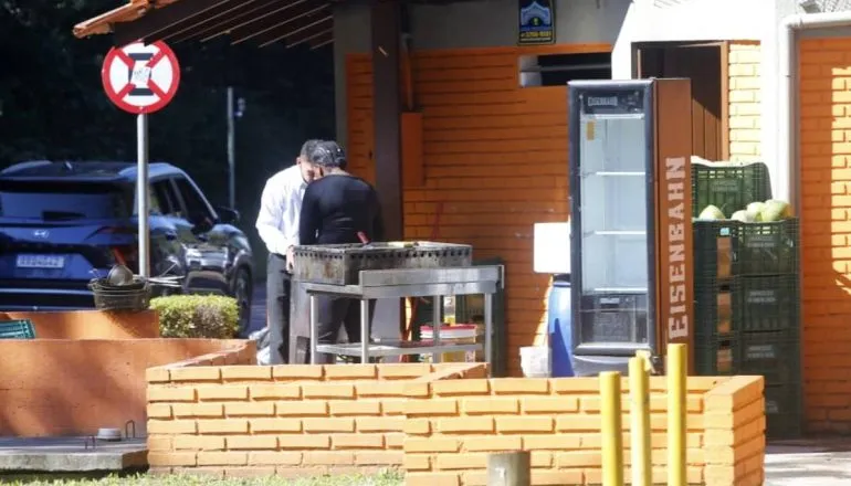 Imagem mostra uma lanchonete no Parque Barigui, em Curitiba.