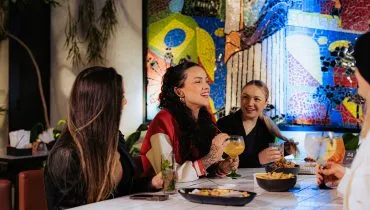 Momentos de conexão entre amigos e família fazem parte da essência do Sheep Gastrobar, nova casa na Rua Itupava