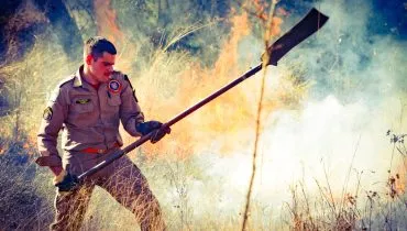 Bombeiros combate incêndio em vegetação em Curitiba e Região Metropolitana