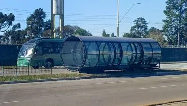 Imagem mostra uma nova estação-tubo em Curitiba