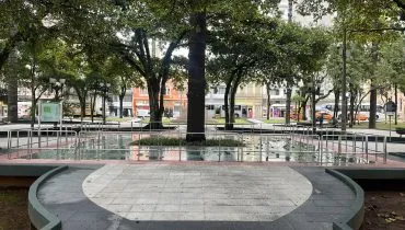 Visita guiada no Centro de Curitiba revela segredos da Praça Tiradentes