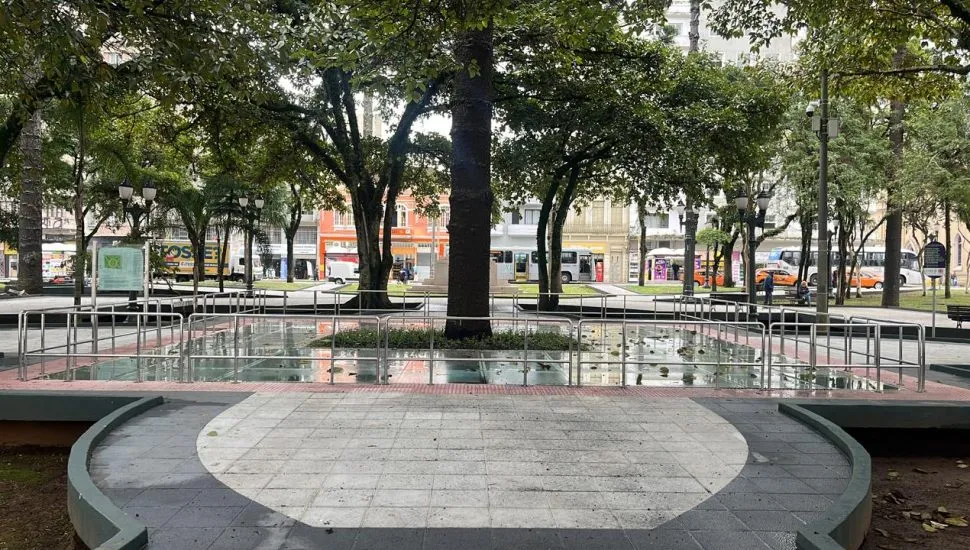 Visita guiada no Centro de Curitiba revela segredos da Praça Tiradentes