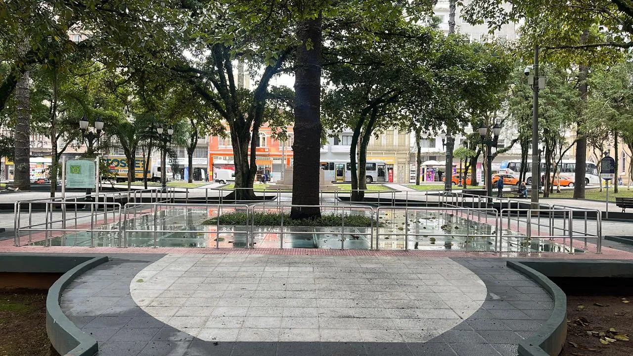 Visita guiada no Centro de Curitiba revela segredos da Praça Tiradentes