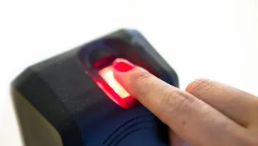 Imagem mostra pessoa fazendo biometria
